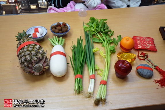 剃胎毛、滿月剃頭、嬰兒剃頭、嬰兒理髮、嬰兒剃髮、嬰兒剃胎毛、嬰兒滿月剃頭、寶寶剃頭、剃胎毛儀式、剃胎毛吉祥話、滿月剃頭儀式、滿月剃頭吉祥話、寶寶剃胎毛、寶寶滿月剃頭理髮、 新竹香山區剃胎毛、新竹香山區滿月剃頭、新竹香山區嬰兒剃頭剃胎毛、新竹香山區嬰兒理髮、新竹香山區嬰兒剃髮、 劉寶寶(新竹香山區嬰兒寶寶滿月剃頭理髮、免費嬰兒剃胎毛儀式吉祥話)。中國風會場，爸媽寶貝免費穿「日中韓」古裝禮服。專業拍照、DVD光碟、證書。★購買「臍帶章、肚臍章、胎毛筆刷印章」贈送：剃頭、收涎、抓周，三選一。2015.12.19 照片1